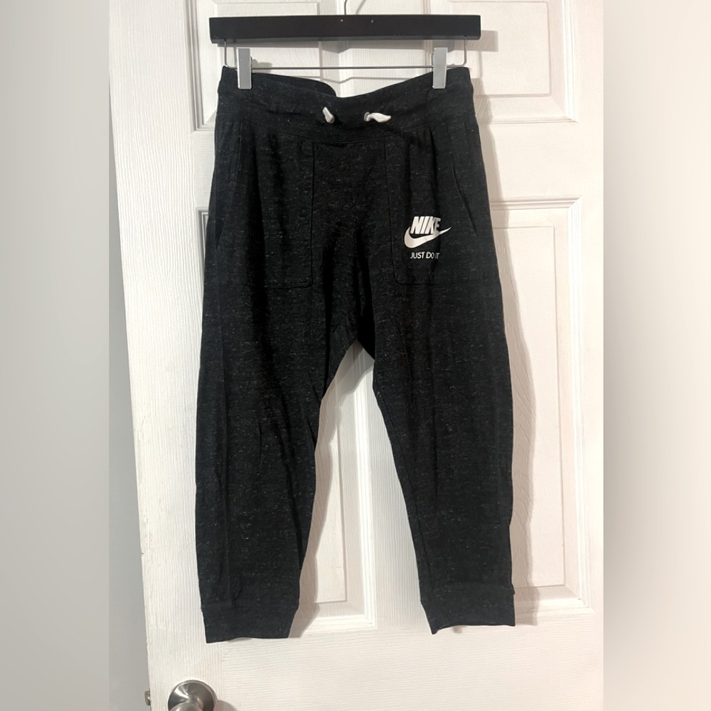 Nike Women’s Cropped Pants Small